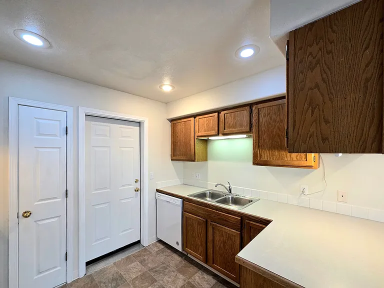 1407 Maple St — Photo 9