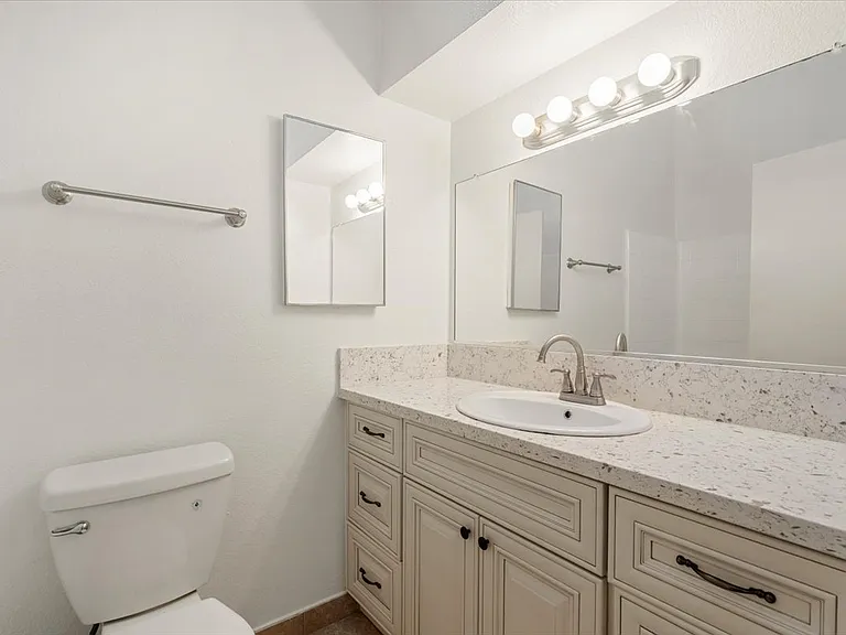 200 E Windsor Rd #1 — Photo 30