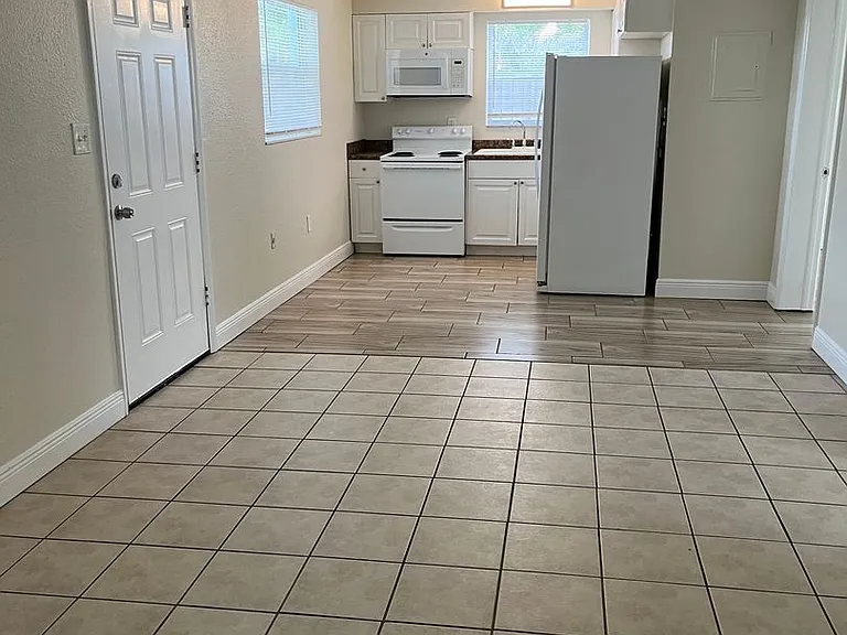 208 Pierce Ave — Photo 4