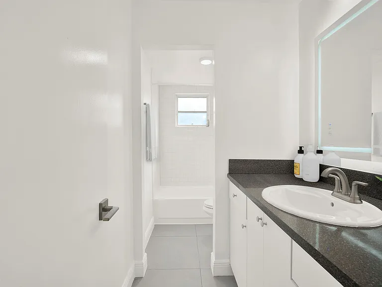 Manor Court Apartments — Photo 11