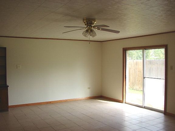 5th image of 610 Bayou Gardens Dr