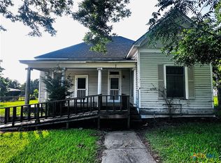 110 Rose St, Yoakum, TX 77995