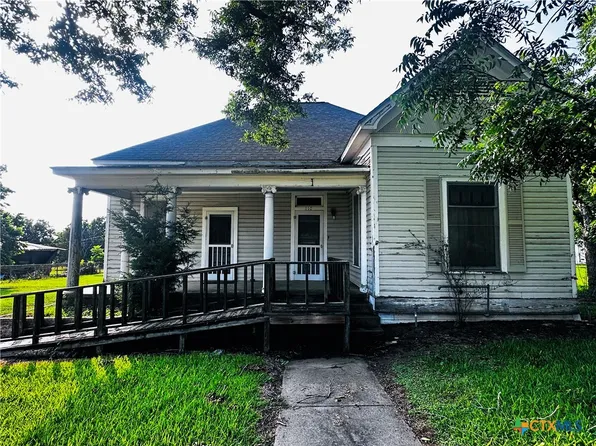 110 Rose St, Yoakum, TX 77995