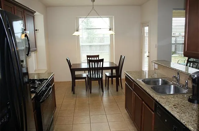 2228 Nestlewood Dr — Photo 5