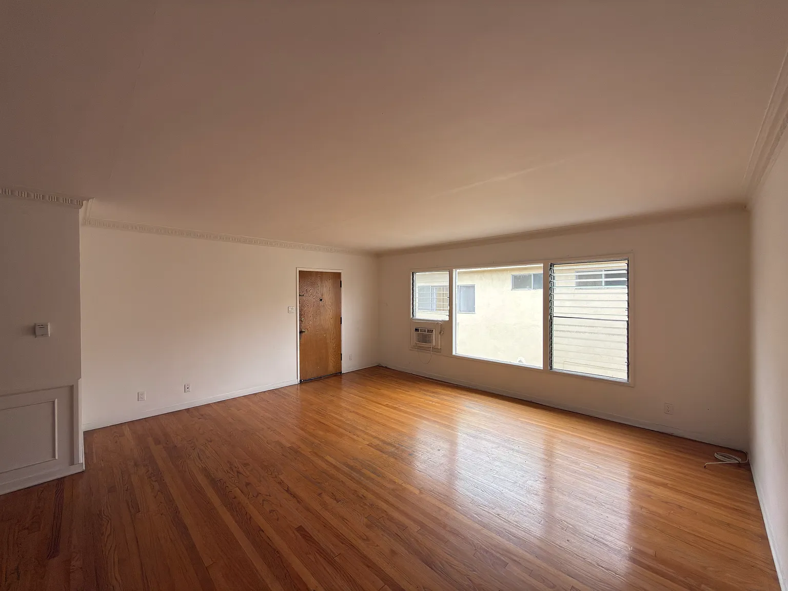 2 bed, 820 sqft, $2,400 — Photo 1