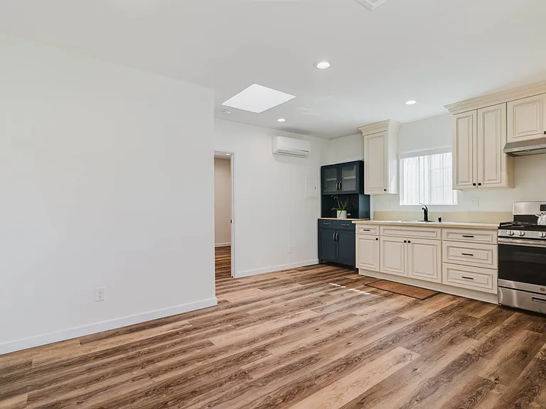 2027 Bonita Ave — Photo 8