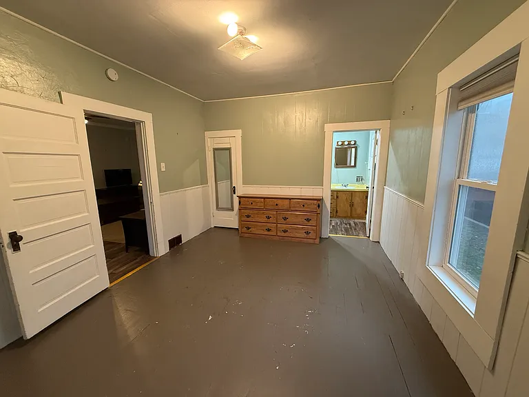 546 Barclay St — Photo 6