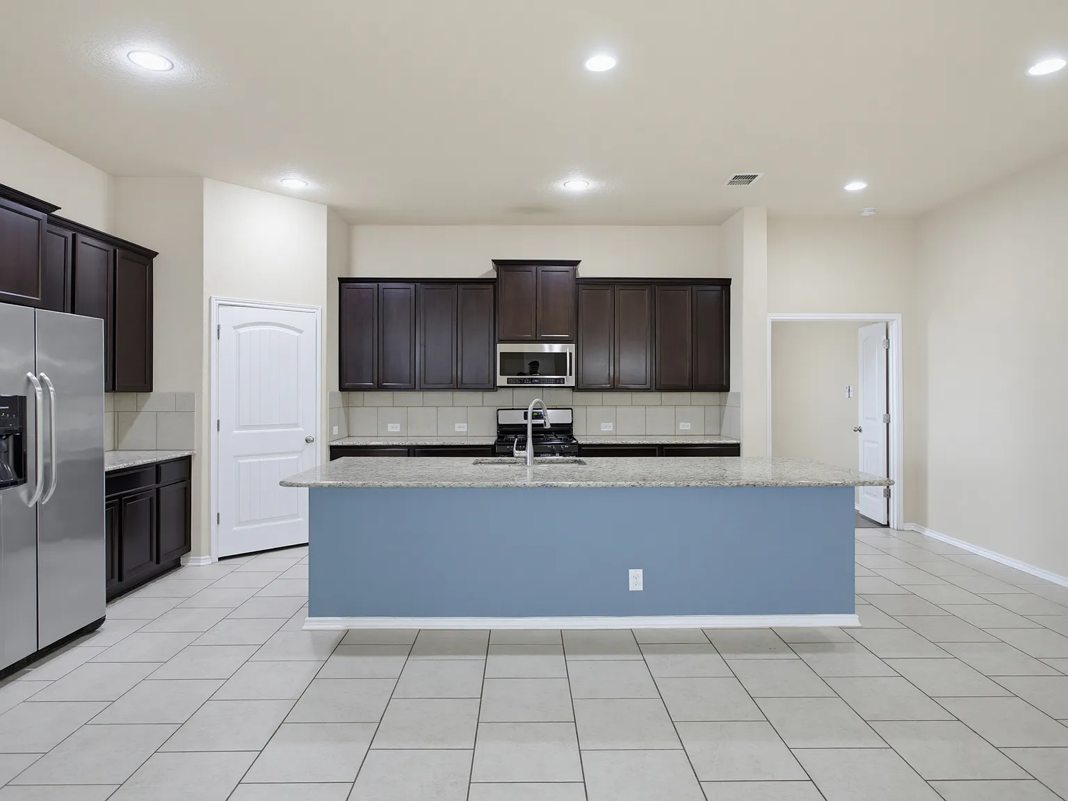 5 bed, 2.5 bath, 2775 sqft, $2,450 — Photo 3