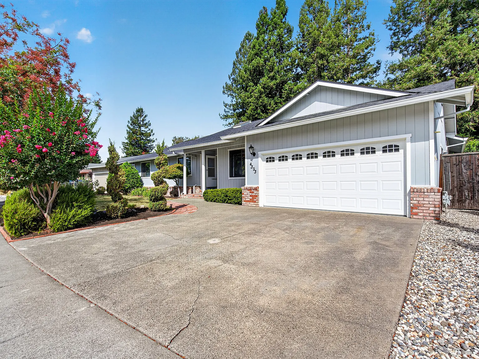 4 bed, 2115 sqft, $4,200 — Photo 3