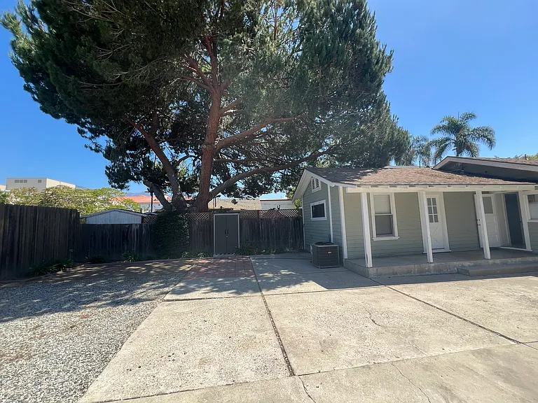 130 W De La Guerra St — Photo 22