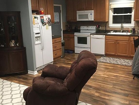 4th image of 4798 Hollyview Dr