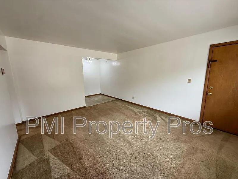 1 bed, 1.0 bath, $875 — Photo 2