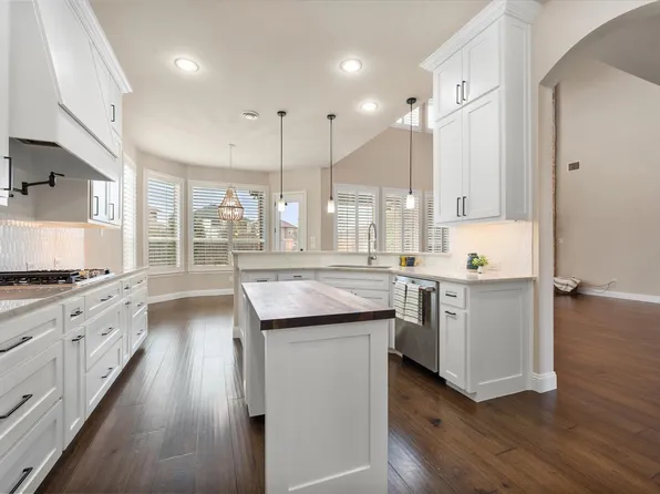 925 Sandy Hl, Burleson, TX 76028