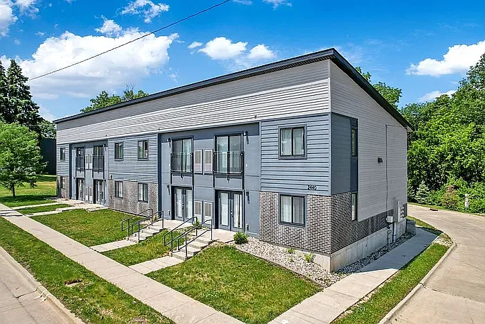2440 SW 9th St #3 — Photo 1