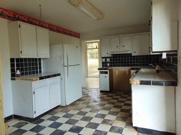 3rd image of 1031 Sullivan Rd