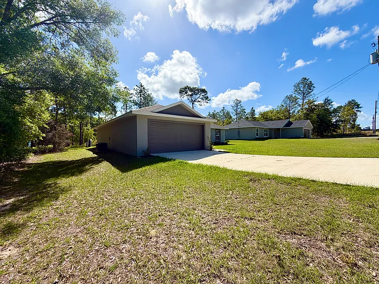 210 Oak Ln — Photo 3