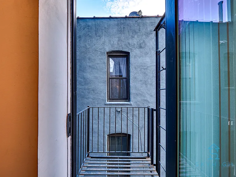 321 Woodbine St #1R — Photo 8
