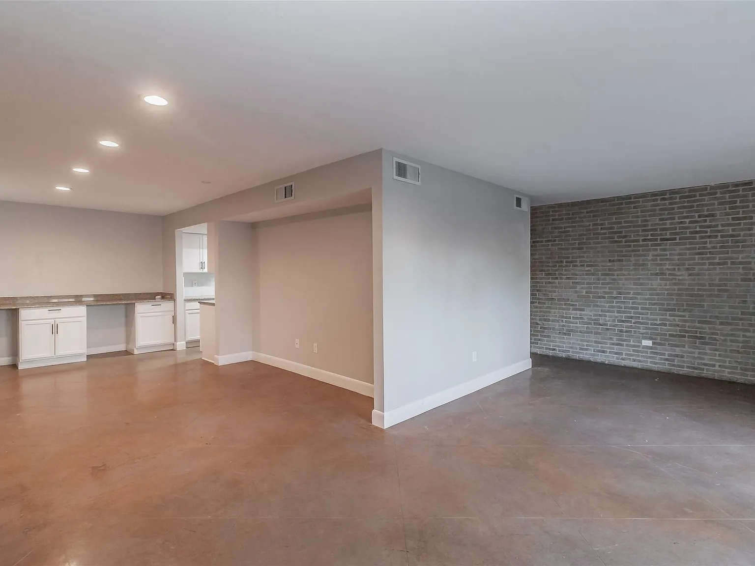 3 bed, 2.5 bath, 2090 sqft, $2,400 — Photo 3
