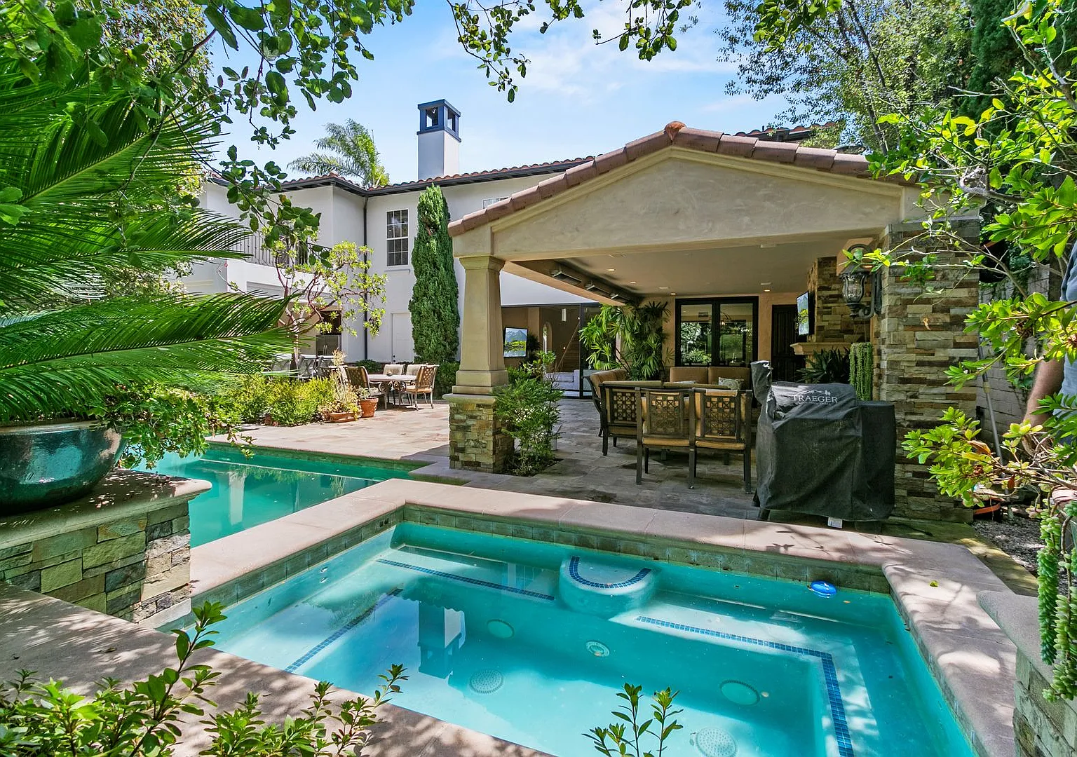 Bonita Canyon Luxury Estate With Pool — Photo 3