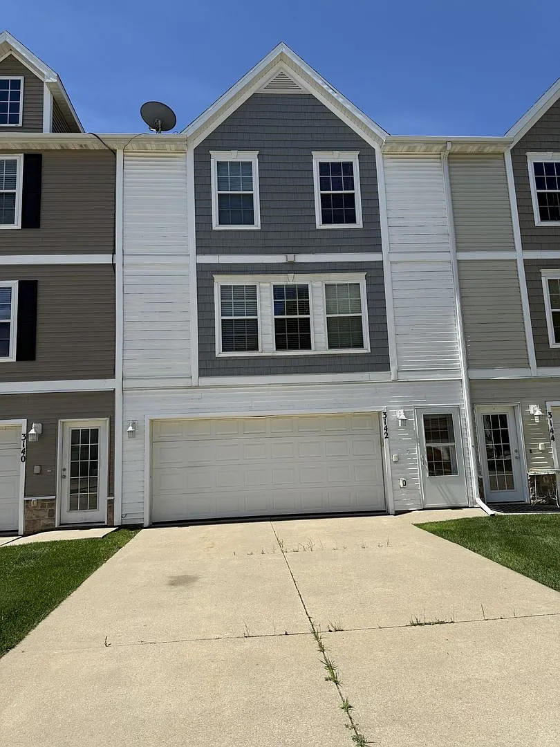 3142 SW Sharmin Lane — Photo 1