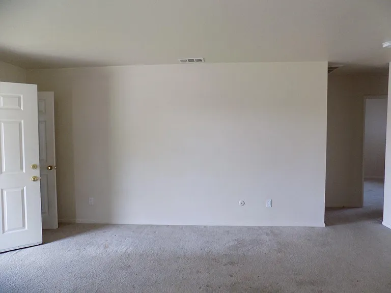 498 Hintz Ave — Photo 5