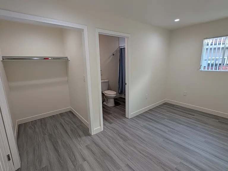 13435 Moorpark St — Photo 32