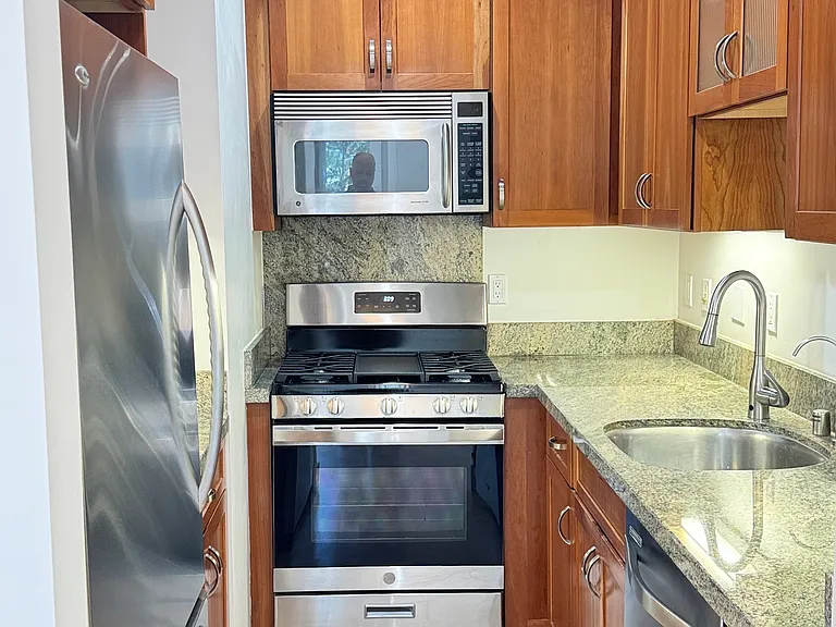 926 Grove St #2 — Photo 7