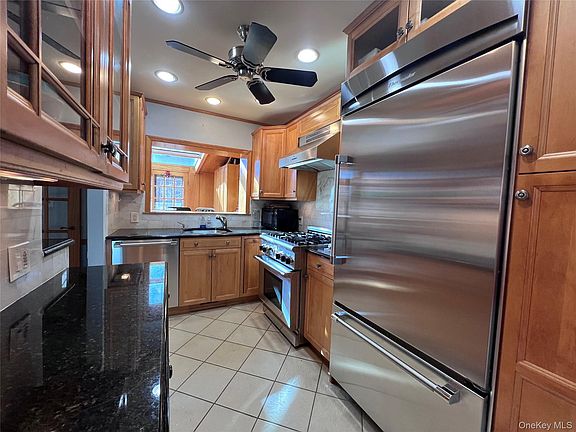 4th image of 2561 Eastchester Road