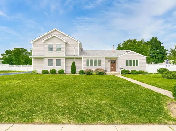 31 Strathmore Drive, North Babylon, NY 11703