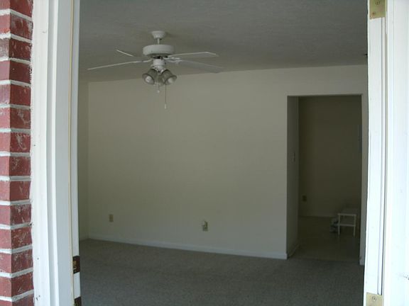 13.5x18 living room w/ceiling fan