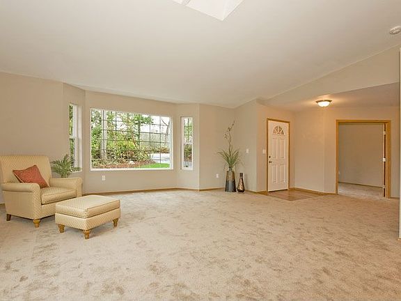 Entry/Living Room