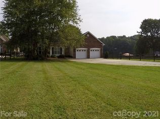 1851 Hidden Pointe Dr, Hickory, NC 28601