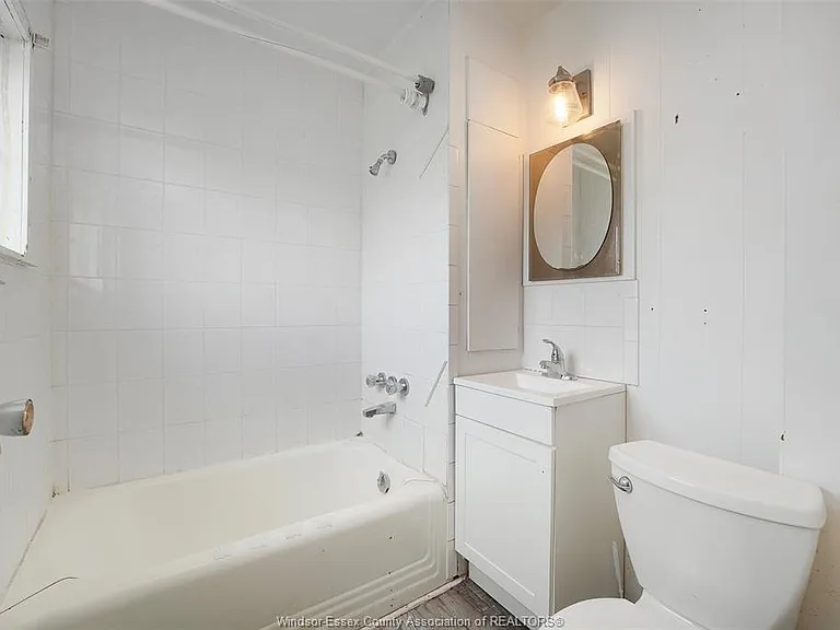 655 Chatham St E — Photo 9