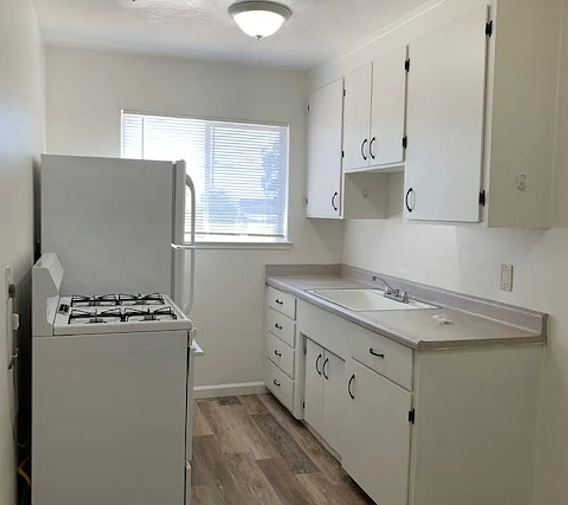 3300-3302 Del Monte Blvd