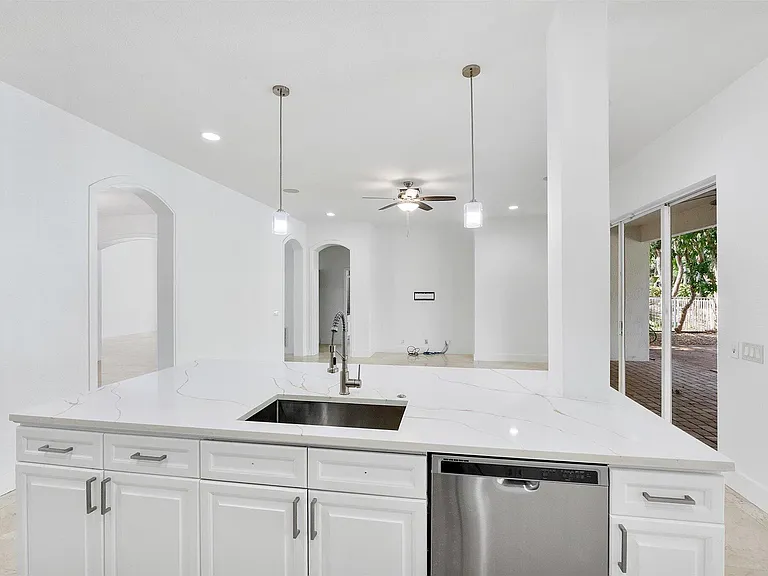 2013 Harbor View Cir — Photo 9