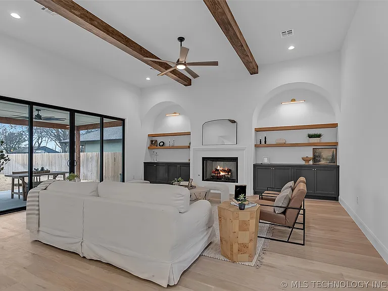 515 W El Paso St — Photo 5
