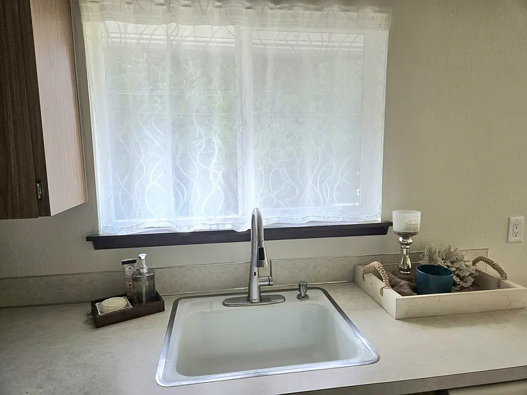 New, no touch kitchen faucet with in sink soap dispenser. (staging items not included).