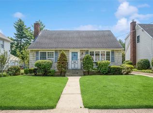 15 Bagley Ave, Albertson, NY