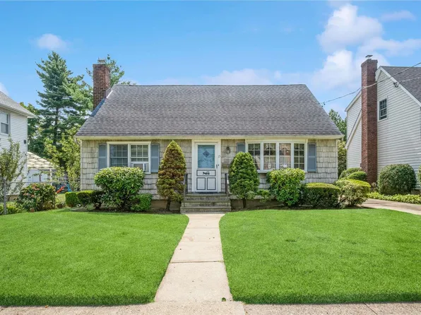 15 Bagley Avenue, Albertson, NY 11507