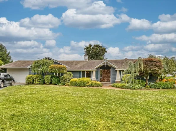 30 Biltmore Avenue, Oakdale, NY 11769