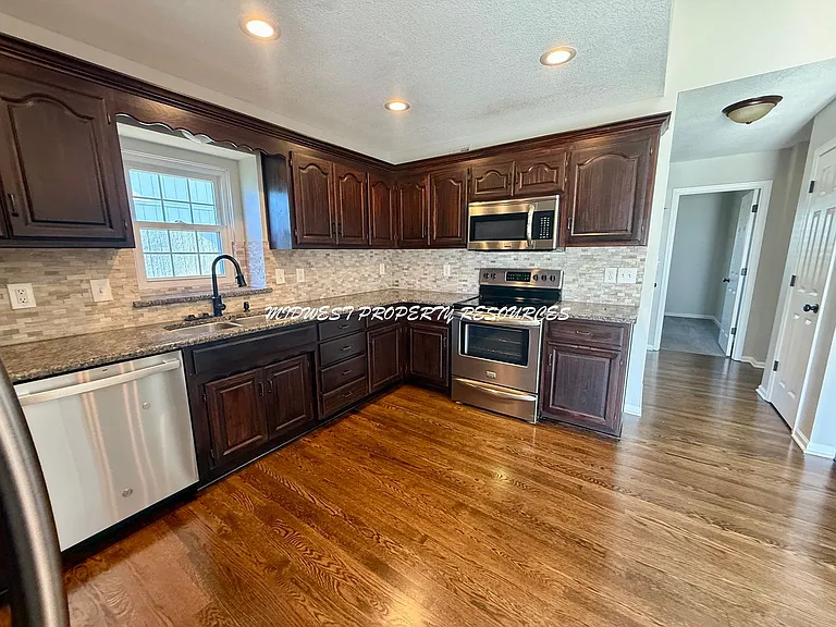 1209 SE Bridgehampton Way — Photo 2