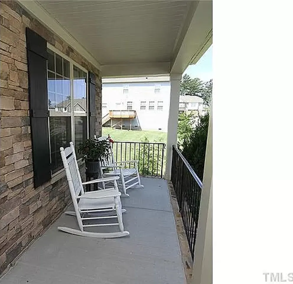 5 bed, 3063 sqft, $3,100 — Photo 2