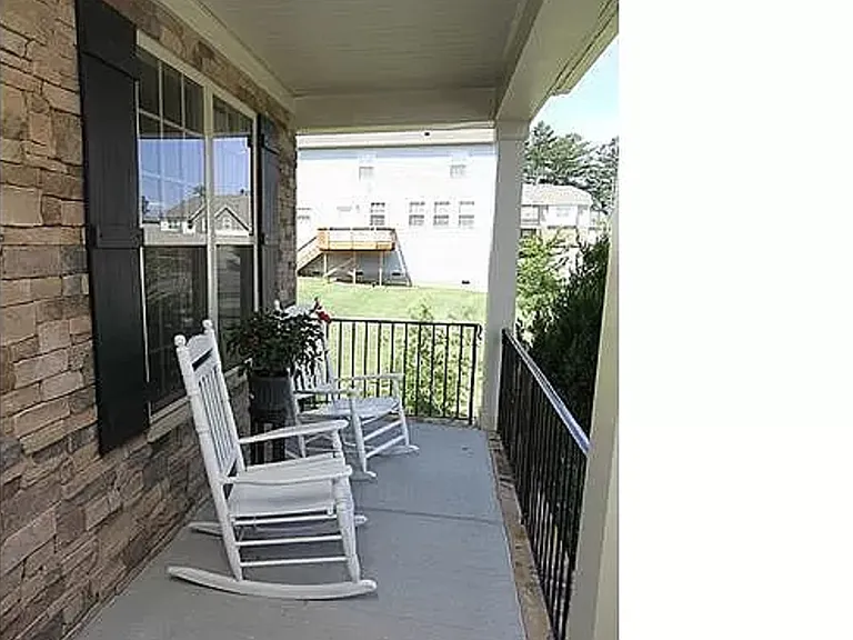 1008 Daybreak Bluff Dr — Photo 2