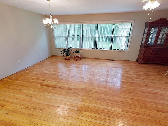 5th image of 2095 Beverly Dr