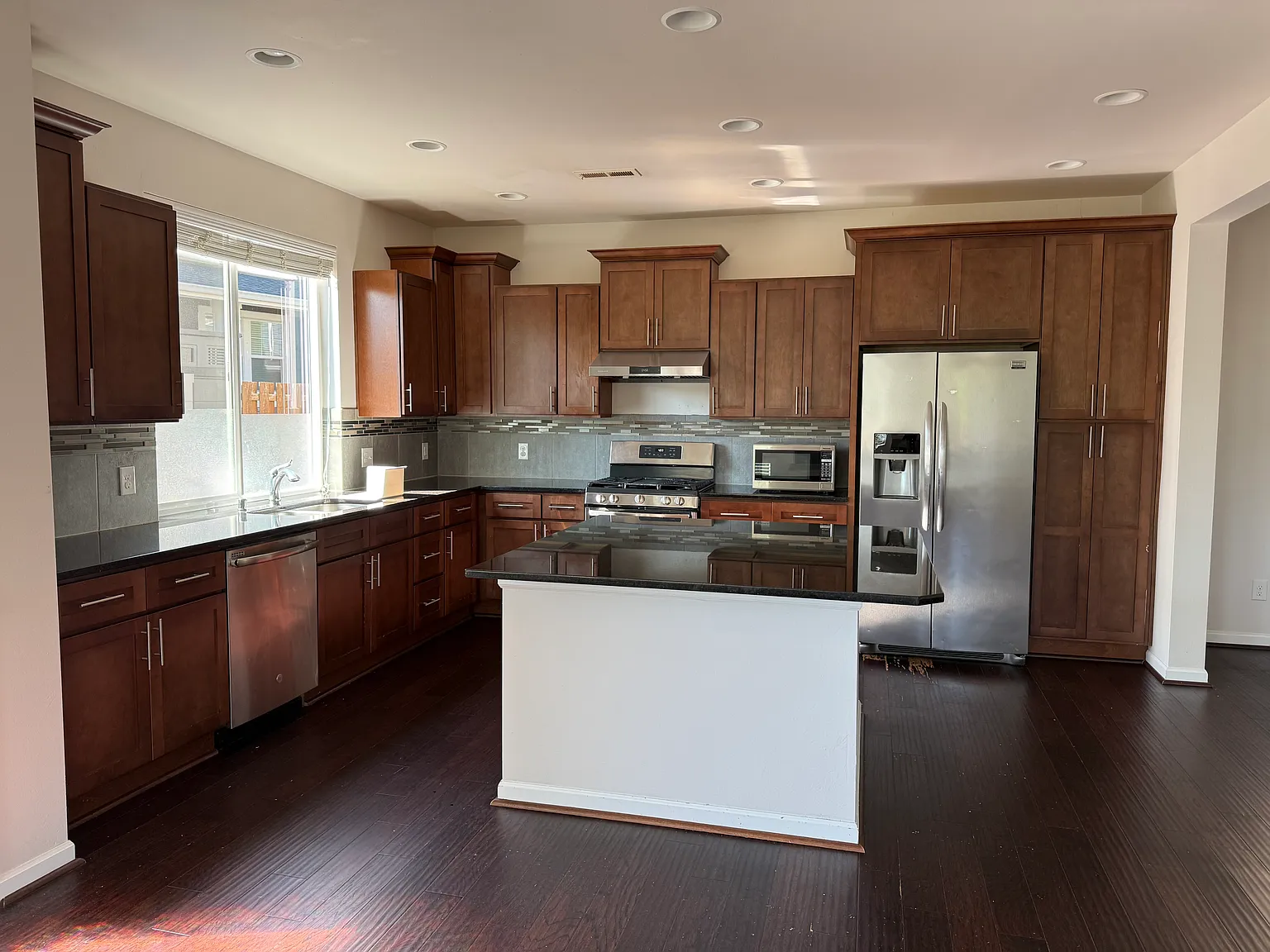 4 bed, 2.5 bath, 2397 sqft, $3,500 — Photo 4