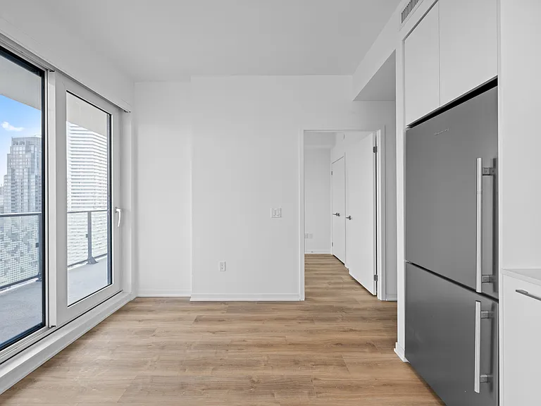 101 Roehampton Ave — Photo 129