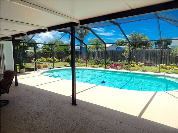 Automatic cleaner for pool. Totally fenced in yard!! Great for pets!!