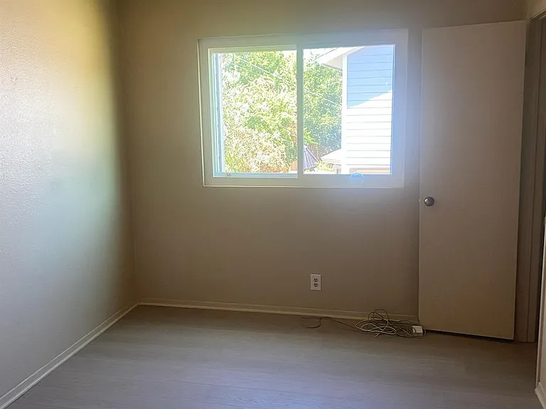 503 Cypress Ln — Photo 6