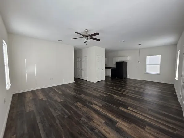 6202 White Oak Dr, Hitchcock, TX 77563