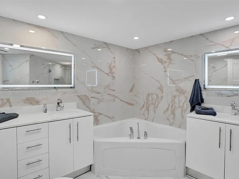 16699 Collins Ave #2209 — Photo 21